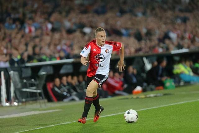 王哲林35+16上海胜同曦 贺希宁31分深圳胜北控